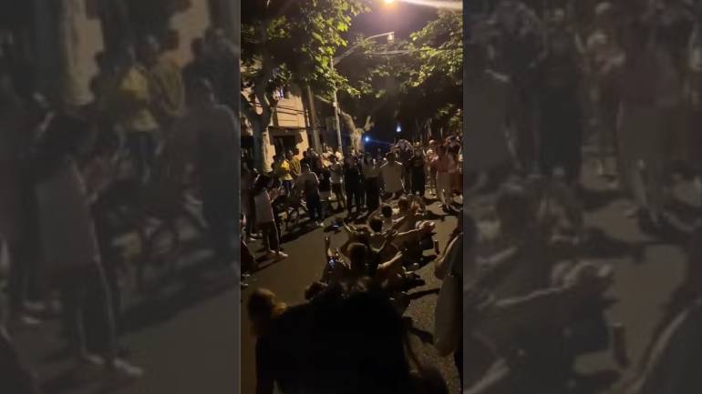 Σανγκάη: Αντίστροφη μέτρηση για την έξοδο από το lockdown – Ξέφρενα πάρτι στους δρόμους